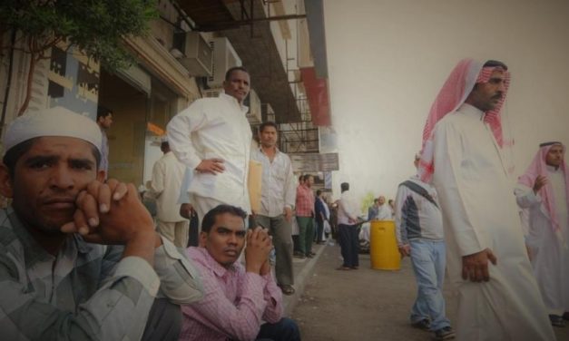 بلومبيرغ: التدهور الاقتصادي يجبر السعودية على مراجعة رسوم الوافدين