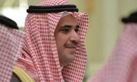 ناشطون: “سعود القحطاني” لا يزال يمارس نفوذه ويعيش في قلق
