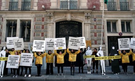 وقفة لـ”العفو” أمام السفارة السعودية بباريس احتجاجًا على اعتقال الناشطات