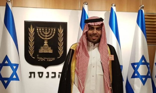 يتقدمهم سعودي.. المقدسيون يطردون وفد مطبّعين عربًا من المسجد الأقصى