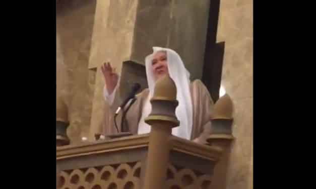 فصل إمام جامع بمكة بعد مناشدته تخفيض الضرائب على المقيمين
