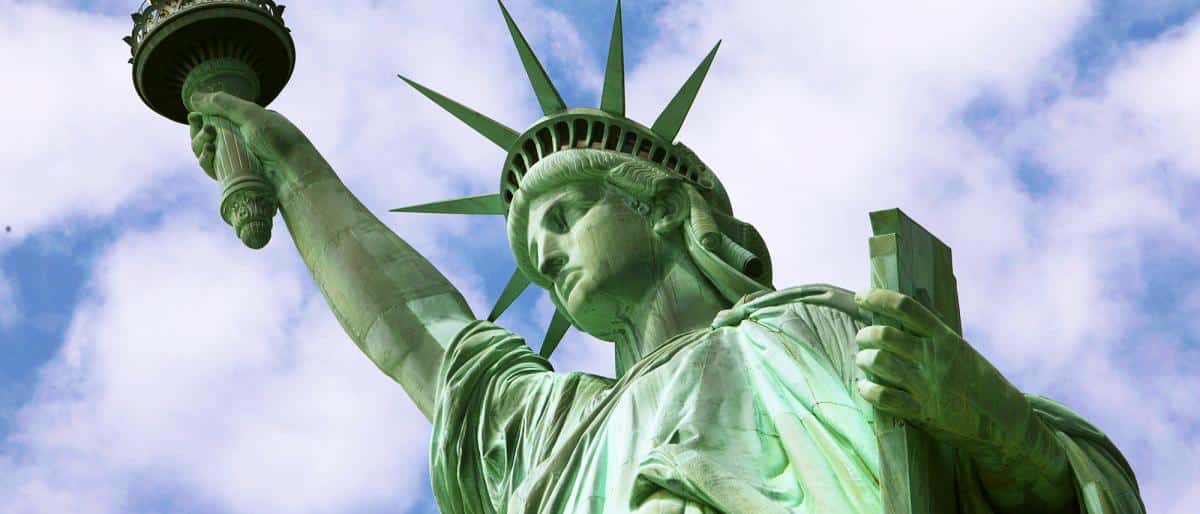 نصب تمثال الحرية الأمريكي بجوار الكعبة المشرفة بالسعودية.. ماذا يحدث؟!
