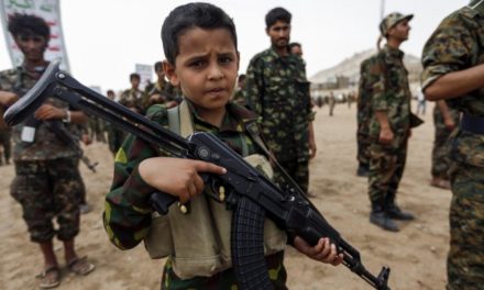 تقرير حقوقي دولي: السعودية تجند أطفالاً للقتال في اليمن