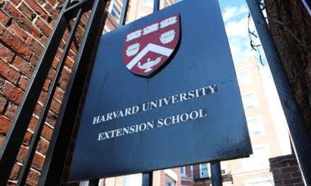 جامعة “هارفارد” الأمريكية تجمّد اتفاقًا مع مؤسسة تابعة لـ”ابن سلمان”