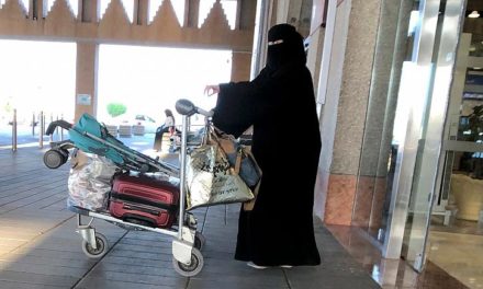 قرار جديد.. المرأة السعودية يمكنها السفر بطفلها دون إذن أبيه
