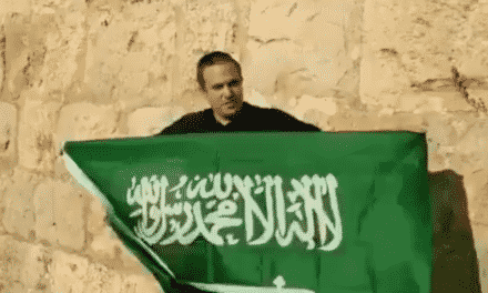 ناشط إسرائيلي يرفع علم السعودية بالقدس متمنيًا زيارتها