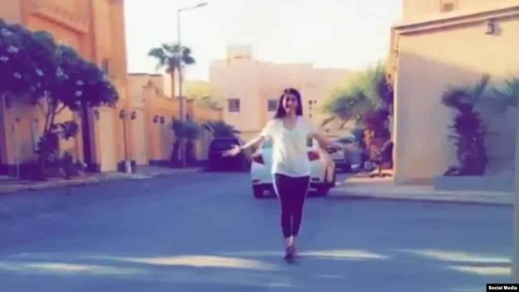 غضب بتويتر بعد تجول فتاة “غير محتشمة” بشوارع الرياض