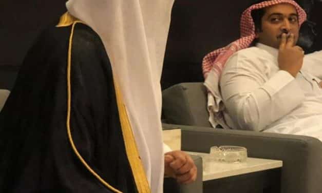 سفير السعودية بالأردن يشعل السيجارة لشيخ قطري معلقًا على الأزمة: “تنحل”!