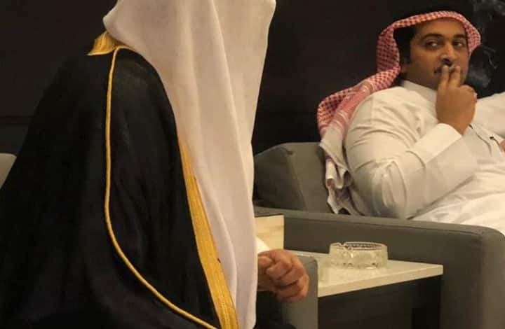 سفير السعودية بالأردن يشعل السيجارة لشيخ قطري معلقًا على الأزمة: “تنحل”!