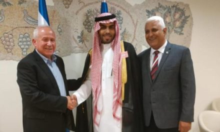 مطبع سعودي يدعو من قلب الرياض لـ”إسرائيل” بالنصر على غزة
