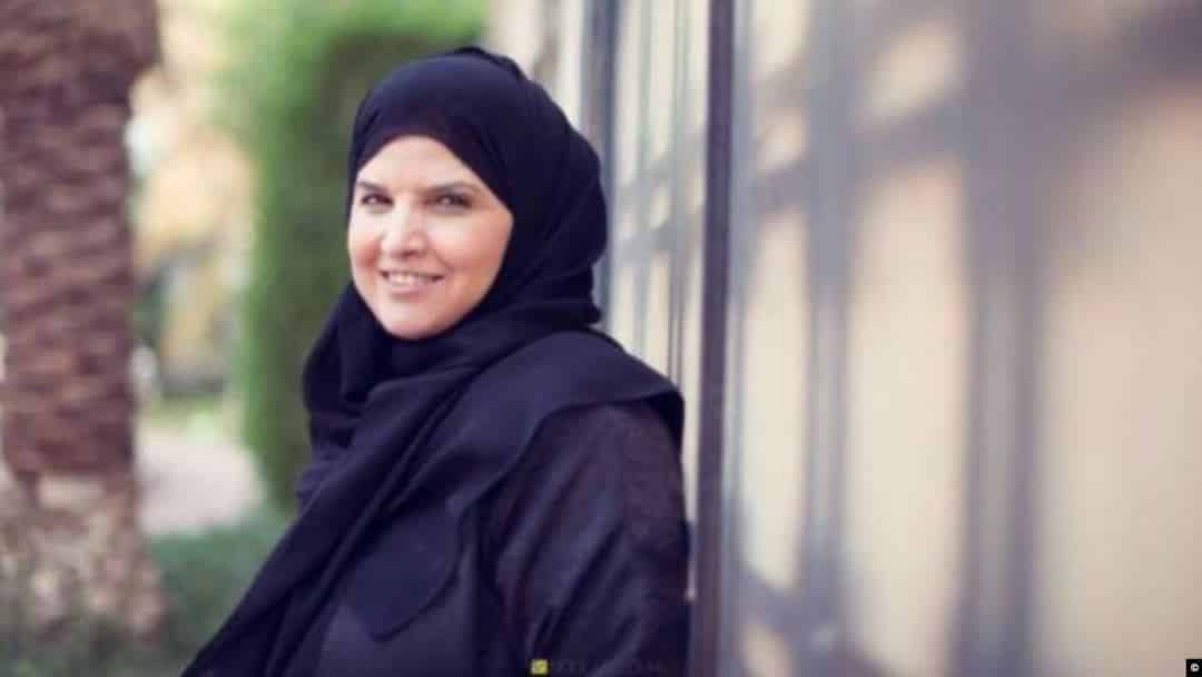 بكاء الناشطة “عزيزة اليوسف” بجلسة محاكمتها بسبب التعذيب والتحرش