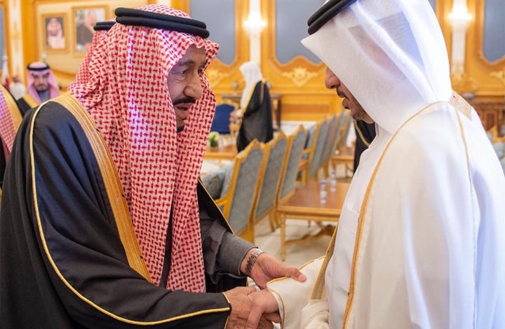 بالابتسامات والأحضان.. الملك “سلمان” يستقبل وفد قطر بالقمة الخليجية!