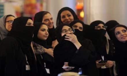 هكذا واجه السعوديون السلطة بحقيقة واقع المرأة