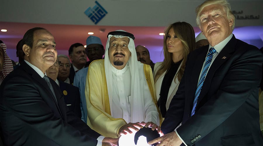 معاريف: السعودية وأمراء خليجيون سيمولون صفقة القرن