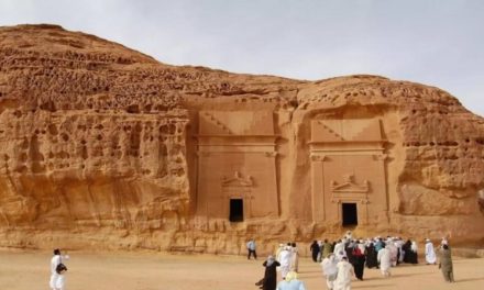 قواعد السياحة في السعودية تكسر المحرمات الدينية والأعراف العربية