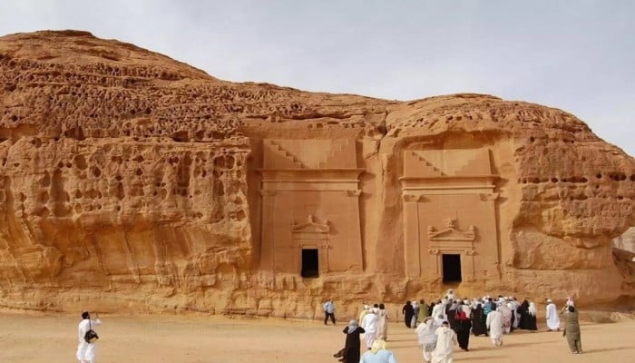 قواعد السياحة في السعودية تكسر المحرمات الدينية والأعراف العربية