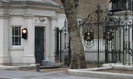 لندن تطرد دبلوماسيين سعوديين بسبب القيادة “بحالة سكر”
