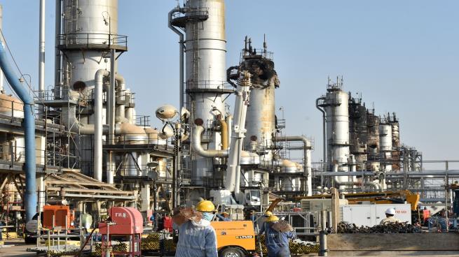 تراجع صادرات السعودية من النفط الخام 14.5% في فبراير