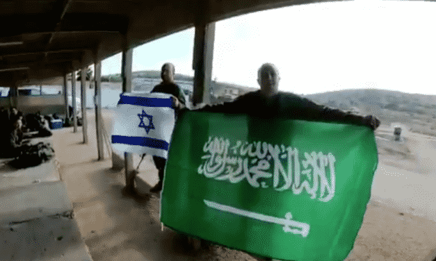 كاتب سعودي داعم للتطبيع مع الصهاينة: “إسرائيل دولة سلام”!!