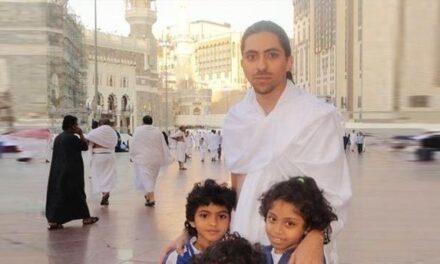 إحالة الناشط المعتقل “رائف بدوي” للمحاكمة بسبب إضرابه عن الطعام
