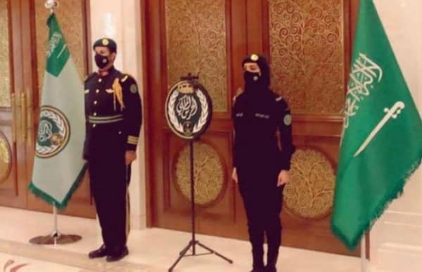 صورة “سيدة الحرس الملكي” تثير جدلاً واسعًا في السعودية!