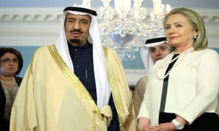 السعودية في رسائل كلينتون.. مجتمع متطرف ودولة تبحث عن حماية