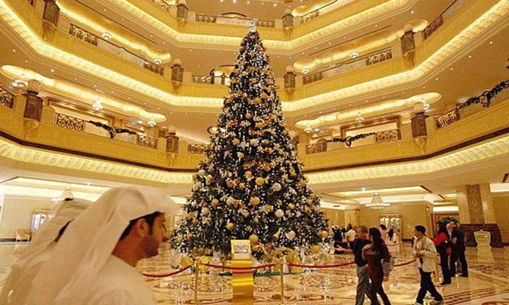 في مشهد مستهجن.. أشجار عيد الميلاد تغزو متاجر وفنادق الرياض