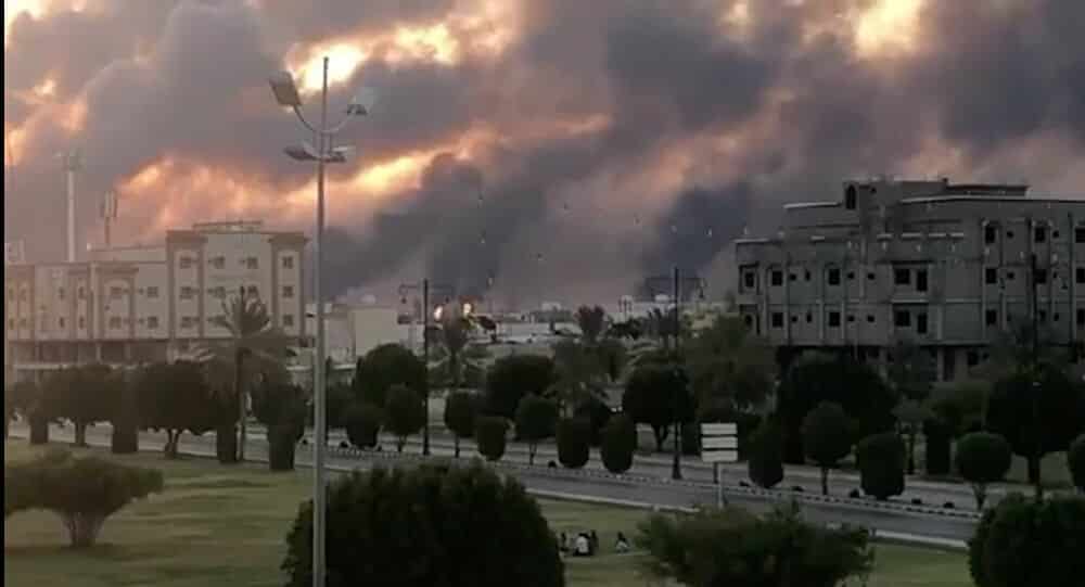 “الحوثي” تبرأت.. من يقف وراء قصف القصر الملكي في الرياض؟