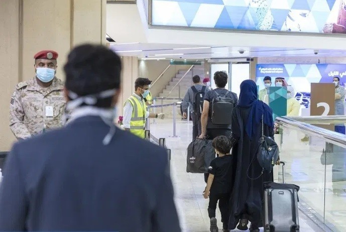 أمن الدولة السعودية تسيطر على المطارات.. وناشطون: تكريس لدولة الرعب