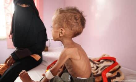 السعودية والإمارات تتسببان في أزمة إنسانية “غير مسبوقة” في اليمن بعد وقفهما للمساعدات