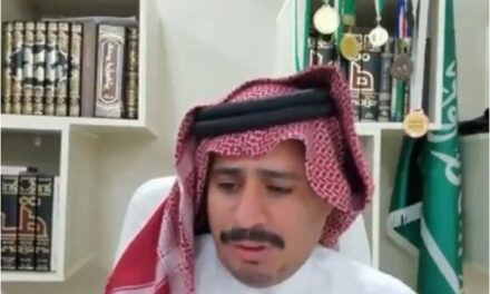 صحفي سعودي يوبخ السفير الإماراتي بالكيان الصهيوني