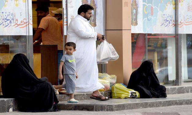 السلطات السعودية تحرم أصحاب الدخل المحدود من الخدمات الأساسية بسبب الفقر