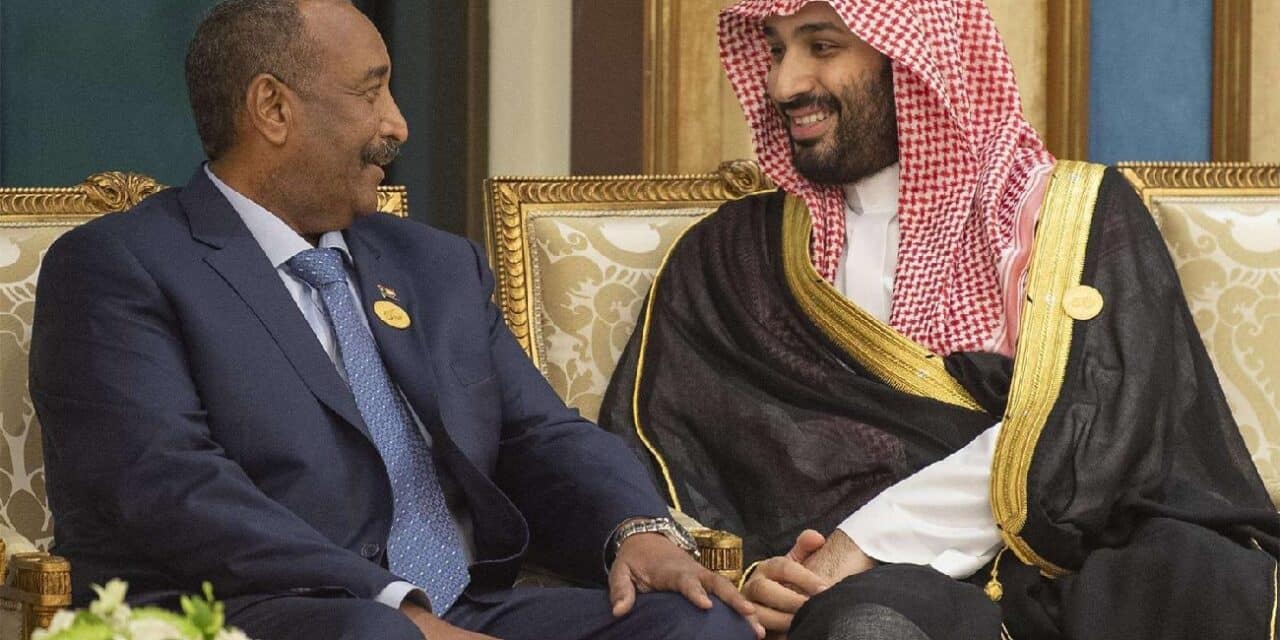 تقرير إفريقي: دور سعودي إماراتي في دعم انقلاب السودان