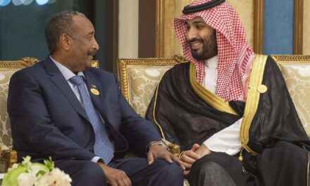 تقرير إفريقي: دور سعودي إماراتي في دعم انقلاب السودان