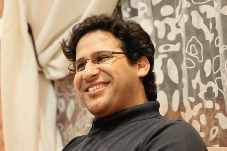 الناشط الحقوقي المعتقل وليد أبو الخير يعلن إضرابه عن الطعام بعد تعرضه للضرب من سجناء