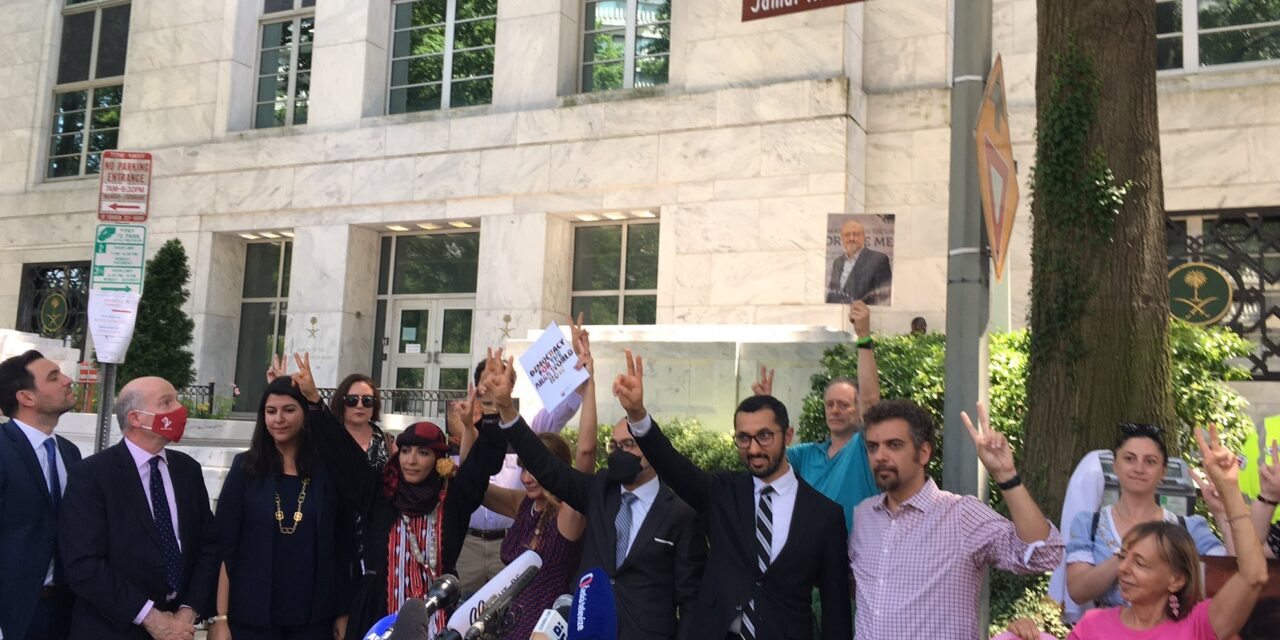 ناشطون سعوديون يحتفلون بإطلاق اسم “خاشقجي” على شارع سفارة المملكة بواشنطن