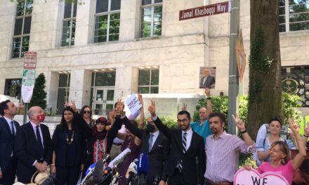 ناشطون سعوديون يحتفلون بإطلاق اسم “خاشقجي” على شارع سفارة المملكة بواشنطن