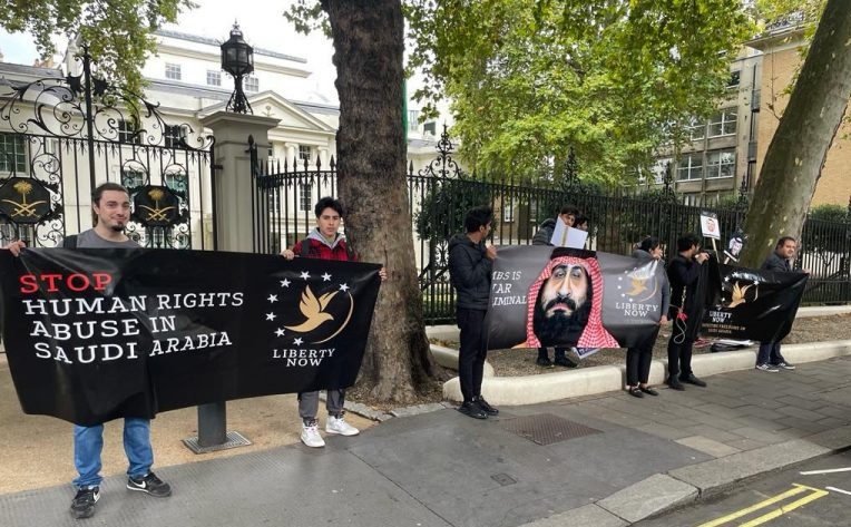 تظاهرة احتجاجية أمام السفارة السعودية بلندن احتجاجًا على انتهاكات حقوق الإنسان في المملكة