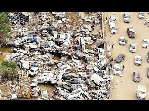 ناشط يكشف إصدار السلطات السعودية أوامر بمنع المواطنين من تصوير آثار كارثة سيول جدة