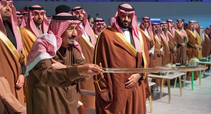 ناشط سعودي يكشف عزل “ابن سلمان” لوالده الملك في نيوم لهذا السبب