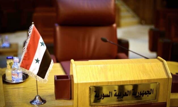 وفد نظام “الأسد” يصل لجدة لحضور أولى اجتماعات القمة العربية